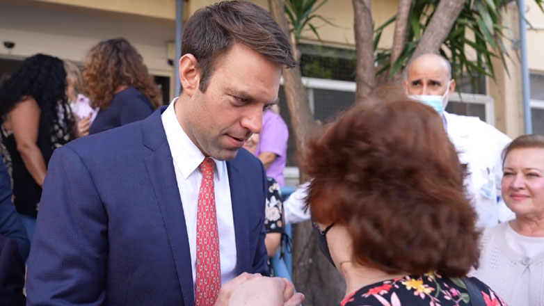 «Μη με παρεξηγήσεις, είσαι Αριστερός;», ρώτησε πολίτης τον Κασσελάκη