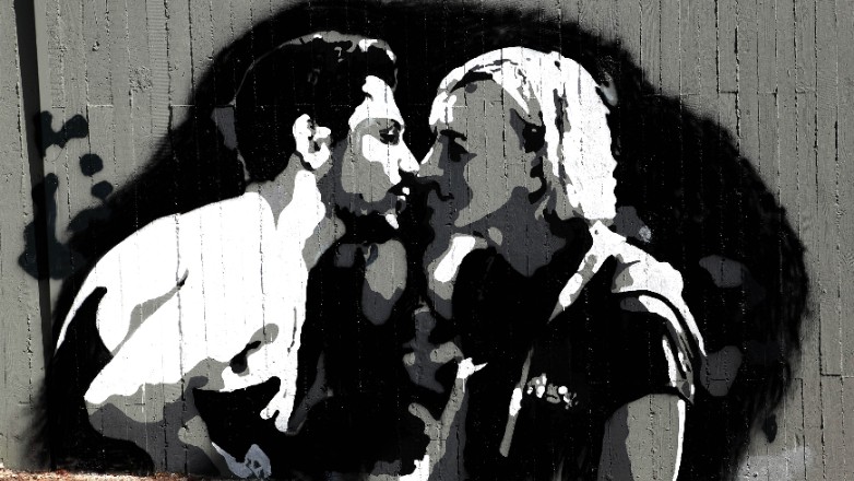 Μια κορυφαία στιγμή αθλητικού ήθους αποτυπώνεται στη νέα τοιχογραφία του αθλητικού κέντρου «Ν. Πέρκιζας»