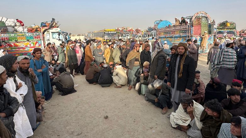 Πακιστάν: Πάνω από 100.000 άνθρωποι χωρίς έγγραφα επέστρεψαν στο Αφγανιστάν μέσω του συνοριακού περάσματος Τορχάμ