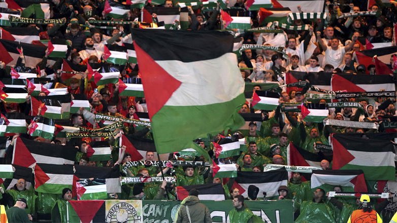 Η Σέλτικ ανέστειλε τα εισιτήρια διαρκείας των οπαδών της που σήκωσαν  παλαιστινιακές σημαίες