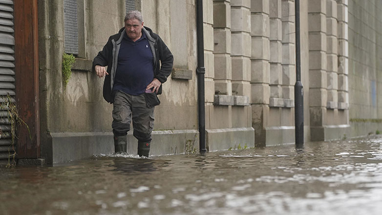Σε κόκκινο συναγερμό Γαλλία και Βρετανία για το καιρικό φαινόμενο Ciaran
