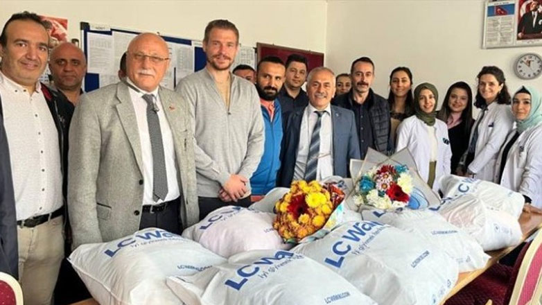 Τουρκία: Είδη ρουχισμού σε άπορα παιδιά δώρισε ο Κολοβέτσιος