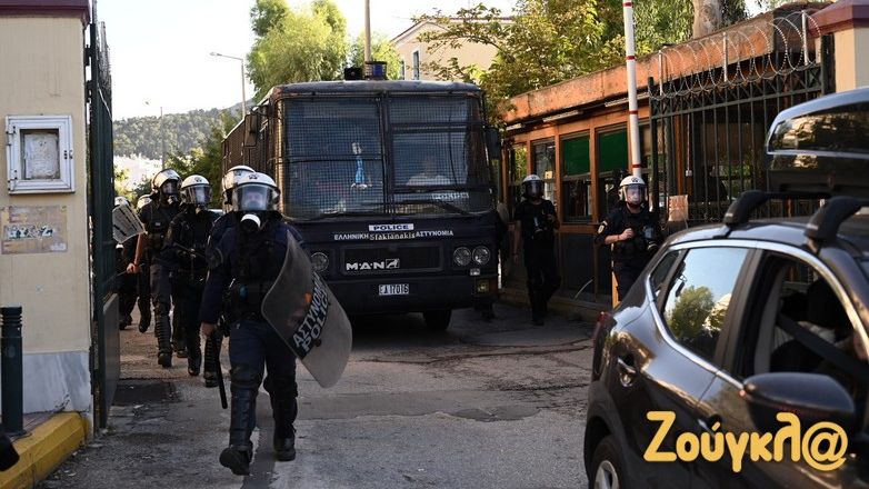 Ένταση έξω από την Ευελπίδων μεταξύ αντιεξουσιαστών και αστυνομικών