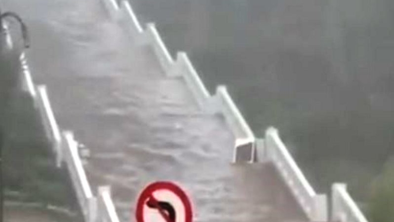 Πάτρα: Οι σκάλες Αγίου Νικολάου μετατράπηκαν σε «καταρράκτη»