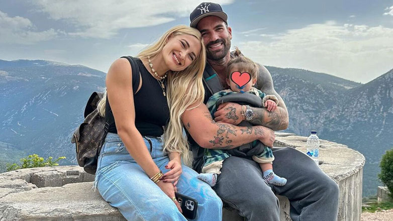 Ιωάννα Τούνη – Δημήτρης Αλεξάνδρου: Η τρυφερή φωτογραφία αγκαλιά με τον γιο τους Πάρη στους Δελφούς