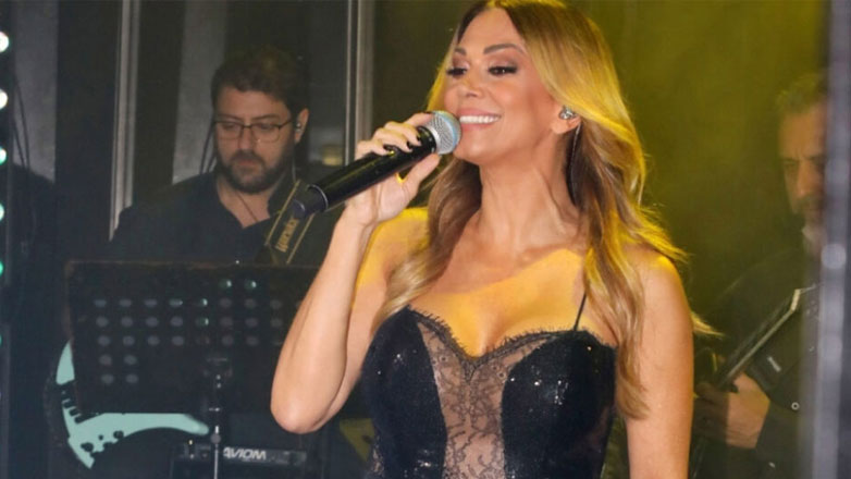 Έλλη Κοκκίνου: Με εντυπωσιακό μίνι φόρεμα και διαφάνειες στην πίστα