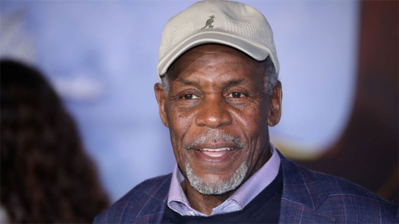 «The Naughty Nine»: Χριστουγεννιάτικη κωμωδία με τον Ντάνι Γκλόβερ