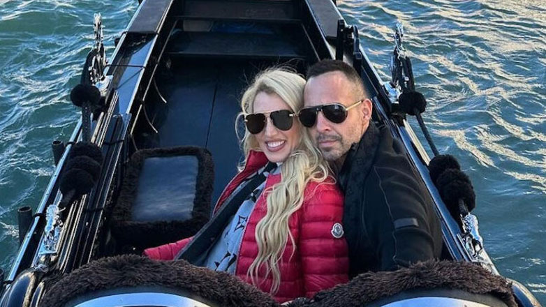 Κωνσταντίνα Σπυροπούλου – Βασίλης Σταθοκωστόπουλος: Το τρυφερό φιλί στο στόμα με φόντο τα κανάλια της Βενετίας