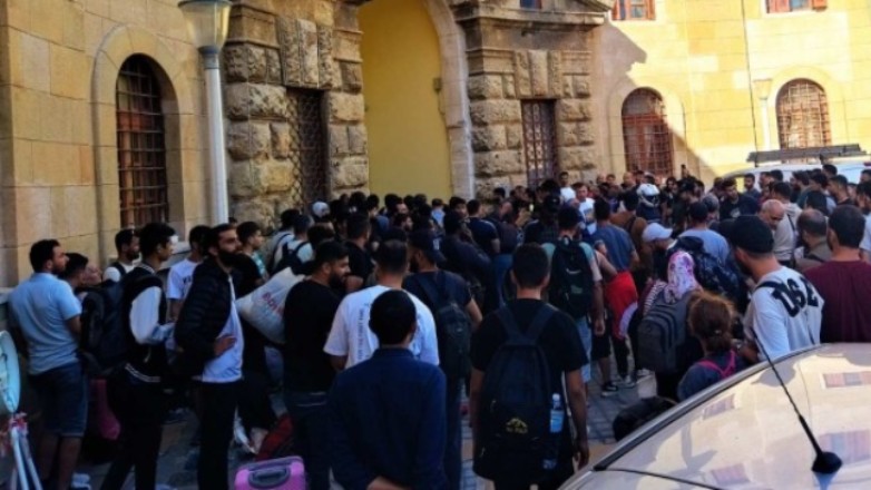 Ρόδος: Διαμαρτυρία μεταναστών έξω από το Αστυνομικό Τμήμα του νησιού