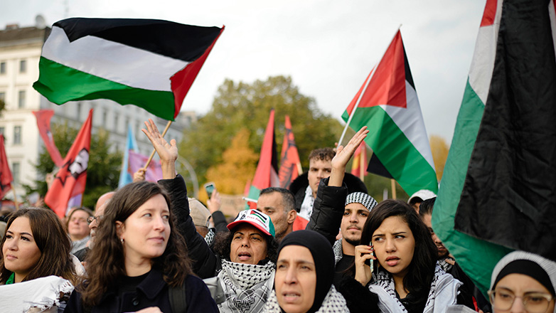 Βρετανία: Γυναίκες κατηγορούνται για τρομοκρατία επειδή φορούσαν αυτοκόλλητα με σύμβολα της Χαμάς