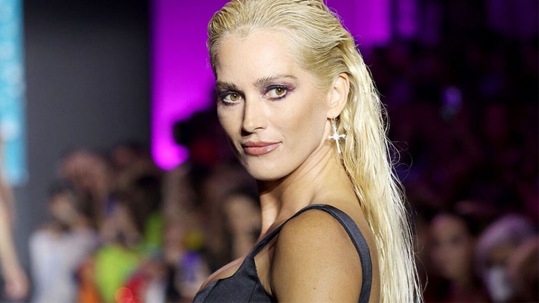 Βικτώρια Καρύδα: Επέστρεψε στην πασαρέλα 7 μήνες μετά τη δίκη για τη δολοφονία του συζύγου της