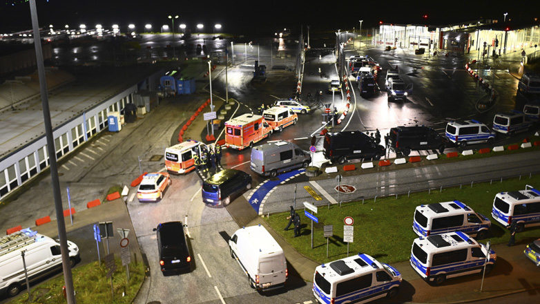 Γερμανία: Συναγερμός για ένοπλο που κρατά όμηρο την κόρη του στο αεροδρόμιο του Αμβούργου