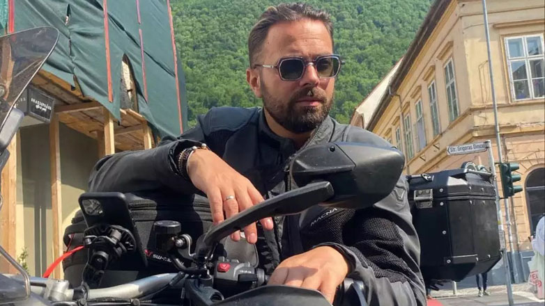 Ο Ηλίας Βρεττός μιλάει για το σοβαρό τροχαίο που είχε – «Όλες οι πιθανότητες ήταν να μη βγει άνθρωπος ζωντανός»