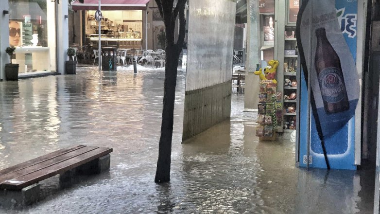 Κακοκαιρία «Π»: Ανεμοστρόβιλοι, πτώσεις δέντρων και διακοπές ρεύματος – Οι περιοχές που καταγράφονται προβλήματα