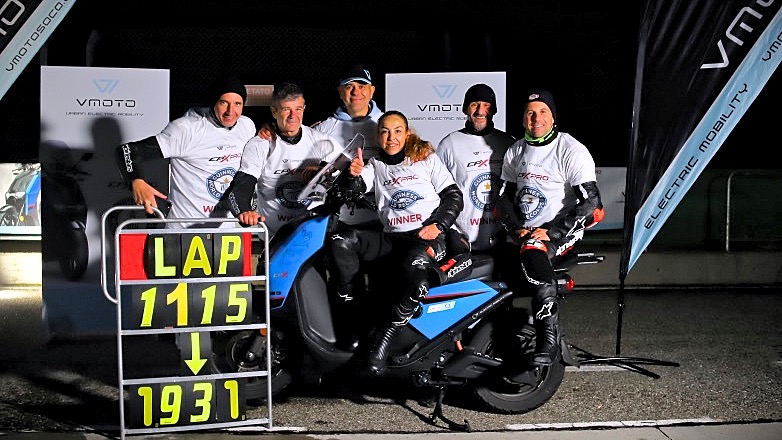 Nέο Guinness World Record: έκαναν 1931 χλμ με ηλεκτρικό σκούτερ σε 24 Ώρες.