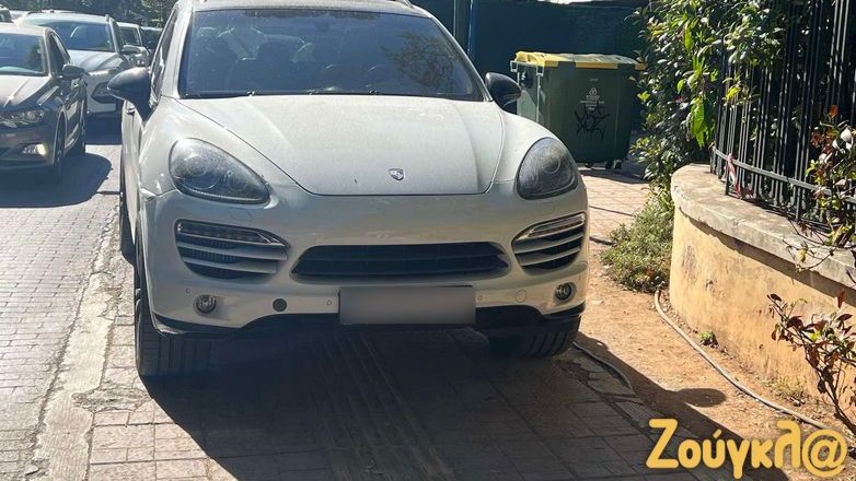 Ασυνείδητοι παρκάρουν σε πεζοδρόμιο στην Κηφισιά