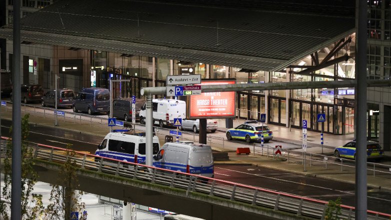 Γερμανία: Σε εξέλιξη οι διαπραγματεύσεις με τον 35χρονο που κρατά όμηρο την 4χρονη κόρη του στο αεροδρόμιο του Αμβούργου