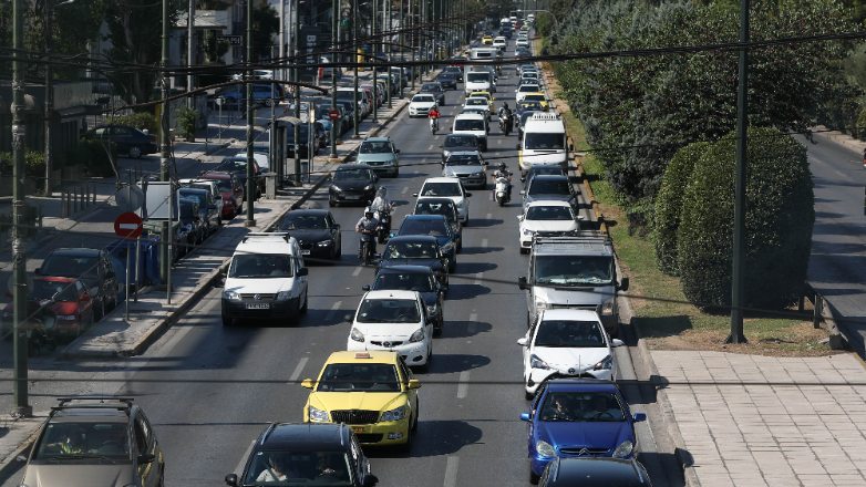 Σύγκρουση φορτηγού με ΙΧ στην Κηφισίας