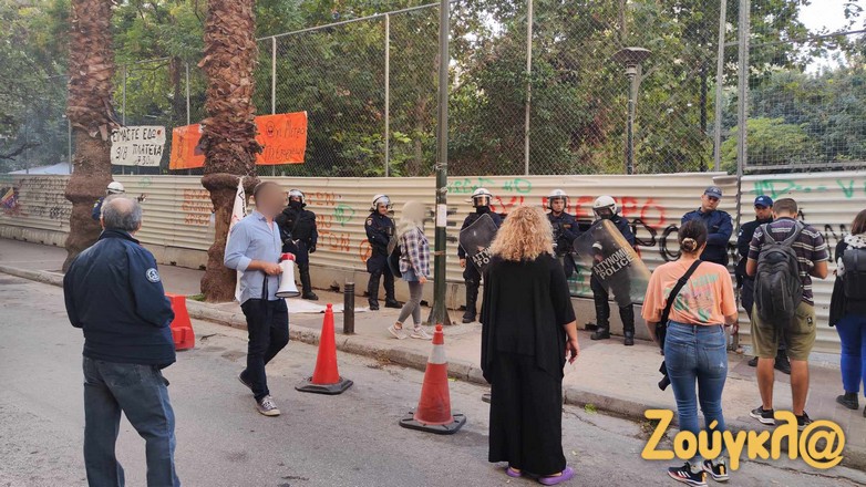 Εξάρχεια: Ένταση στη διαμαρτυρία πολιτών για την κοπή δέντρων για το σταθμό του Μετρό