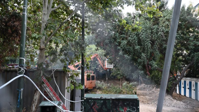 Μήνυση για την κοπή των δέντρων στην πλατεία Εξαρχείων