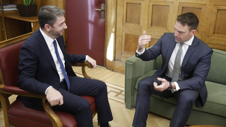 Συνάντηση Ανδρουλάκη – Κασσελάκη στη Βουλή – Στο επίκεντρο το θέμα των υποκλοπών