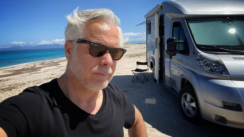 Χάρης Χριστόπουλος: Μέσα στο εντυπωσιακό αυτοκινούμενο του γνωστού φωτογράφου