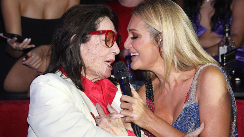 Η Νάνα Μούσχουρη διασκέδασε στη Νατάσα Θεοδωρίδου – Το ντουέτο με τη λαϊκή τραγουδίστρια