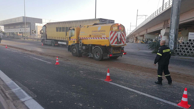 Κίνηση τώρα: Κυκλοφοριακή συμφόρηση στον Κηφισό – Άνοιξε η πίσω πόρτα φορτηγού και γέμισε μπάζα και λάσπες ο δρόμος