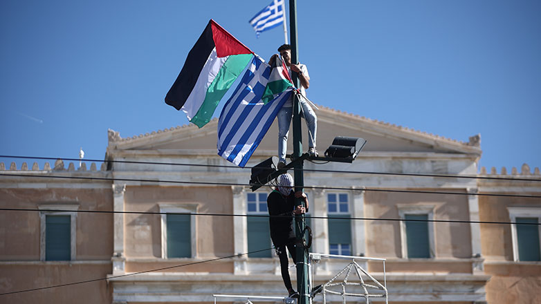 Σύνταγμα: Προσαγωγή Παλαιστίνιου που ύψωσε τη σημαία της χώρας του στη συγκέντρωση της Κυριακής