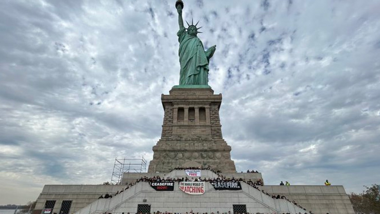 Νέα Υόρκη: Εβραίοι ακτιβιστές έκαναν κατάληψη στο Άγαλμα της Ελευθερίας για «κατάπαυση του πυρός τώρα»