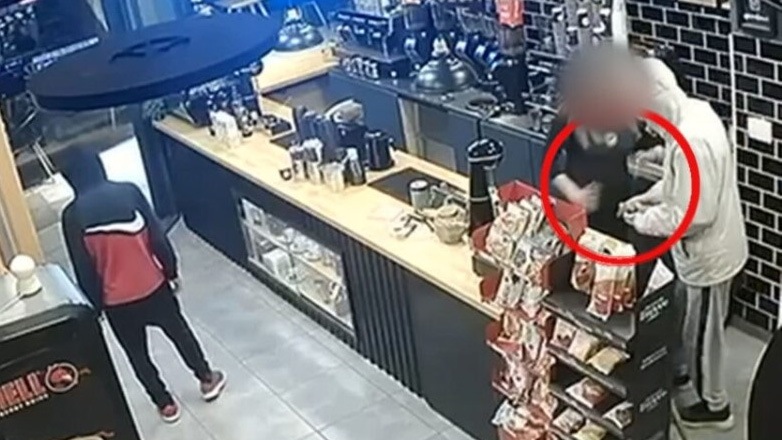 Βίντεο-ντοκουμέντο από τη Θεσσαλονίκη: Ατρόμητη νεαρή σπρώχνει ένοπλο ληστή!