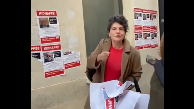 Γαλλία: Διοικητική έρευνα για πρώην υπάλληλο του ΥΠΕΞ που έσκισε αφίσες ομήρων της Χαμάς