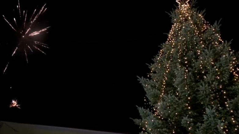 Στον Ταξιάρχη Χαλκιδικής φωταγωγήθηκε το πρώτο χριστουγεννιάτικο δέντρο στην Ελλάδα