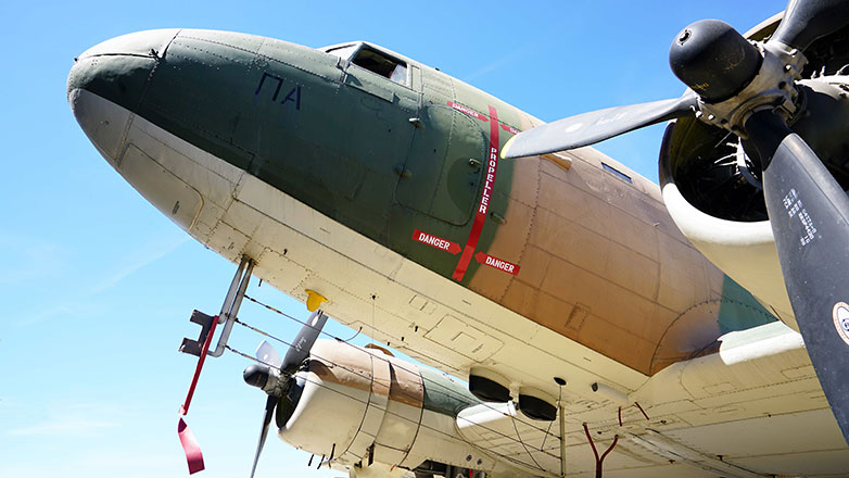 Η θρυλική Dakota «Ποσειδώνας» επιστρέφει στους ελληνικούς ουρανούς – Νέο μέλος της εμβληματικής τριάδας ιστορικών αεροσκαφών της Πολεμικής Αεροπορίας