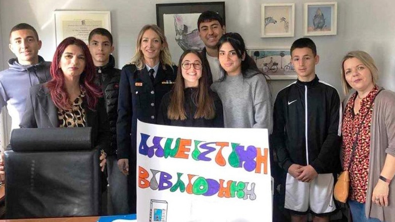 Οι γυναίκες προσέφεραν βιβλία στη βιβλιοθήκη του τμήματος Μεταγωγών Σερρών