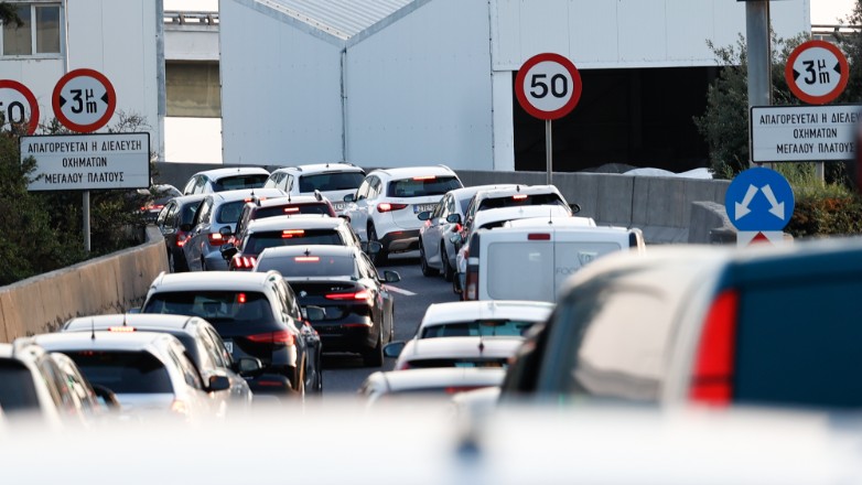 Κίνηση στους δρόμους: «Ουρές» χιλιομέτρων στον Κηφισό