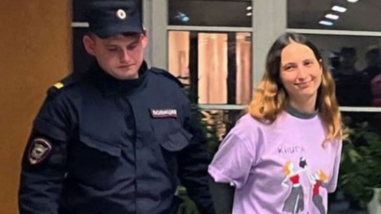 H Ρωσίδα ζωγράφος Σκοτσιλένκο αντιμετωπίζει οκταετή ποινή φυλάκισης για αντιπολεμική διαμαρτυρία της