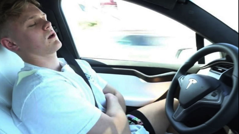 Ιστορική απόφαση: Η εταιρεία υπεύθυνη και όχι ο οδηγός, σε τροχαία που γίνονται με τον αυτόματο πιλότο ενεργοποιημένο