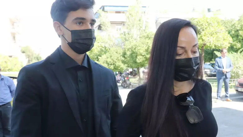 Εγκαταλείπει την Ελλάδα η Βίκυ Τσοχατζοπούλου μαζί με τον 17χρονο γιο της