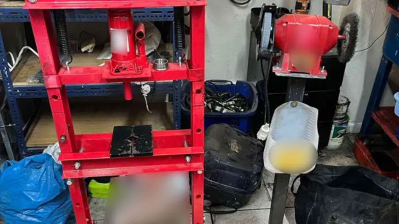 Βίντεο από το «στρατηγείο» σπείρας στην Αγία Βαρβάρα που έκλεβε μοτοσικλέτες