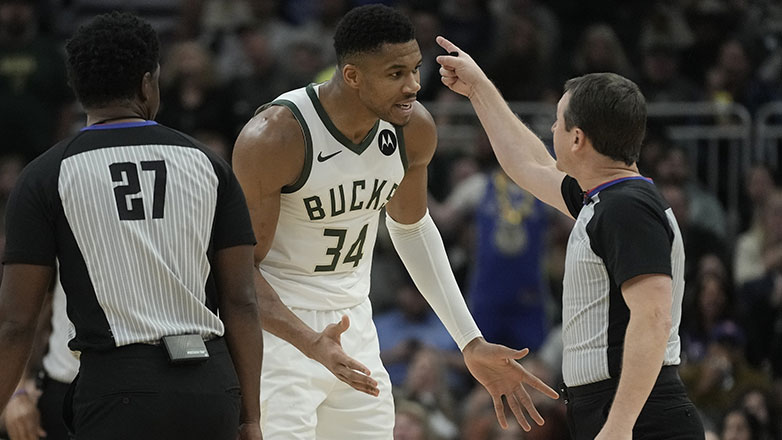 Aπίστευτη διαιτητική απόφαση στο NBA: Αποβλήθηκε ο Αντετοκούνμπο γιατί πανηγύρισε μπροστά στον αντίπαλό του!