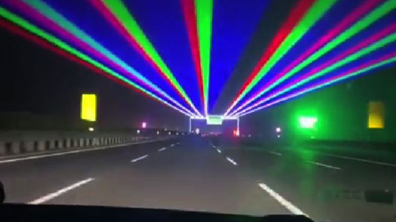 Ασταμάτητη Κίνα: Χρησιμοποιούν πολύχρωμα λέιζερ για να κρατούν τους οδηγούς ξύπνιους