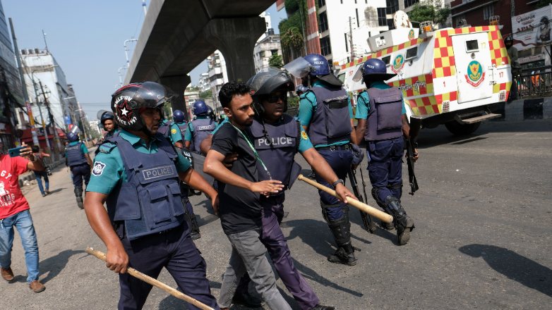 Μπανγκλαντές: Νέες συγκρούσεις μεταξύ της αστυνομίας και εργατών στις βιοτεχνίες ενδυμάτων