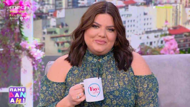 Η Δανάη Μπάρκα εμφανίστηκε με κούπα «Fays Time» και σχολίασε την κόντρα Καινούργιου – Σκορδά