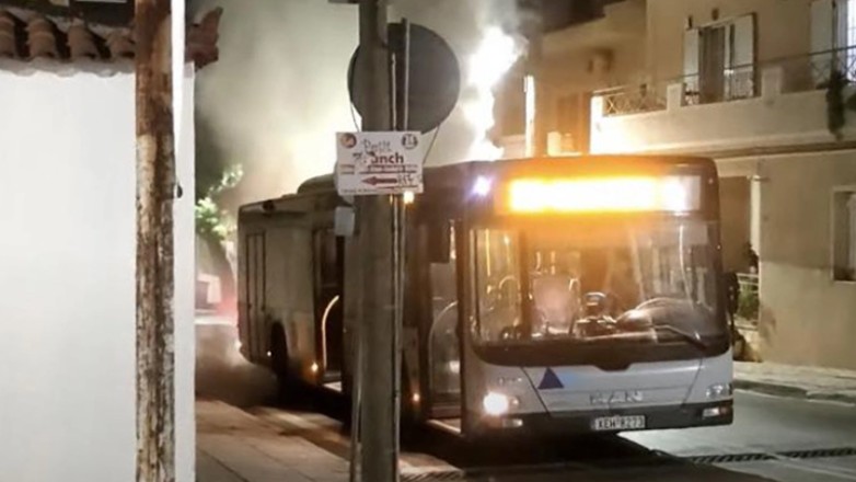 Φωτιά ξέσπασε τα ξημερώματα σε λεωφορείο στην Παιανία