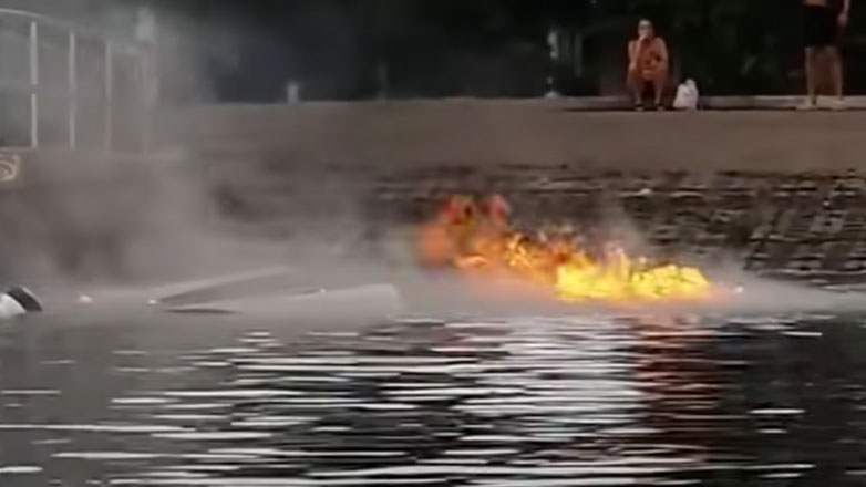 Tesla Model X καίγεται ενώ είναι μέσα στο νερό