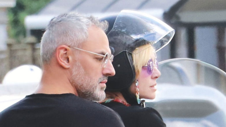 Ελεωνόρα Ζουγανέλη – Νίκος Συρίγος: Βόλτα με τη βέσπα στο κέντρο της Αθήνας