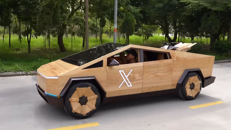 Πατέρας και γιος έφτιαξαν ένα ξύλινο αλλά πλήρως λειτουργικό ηλεκτρικό Cybertruck και το χάρισαν στον Elon Musk