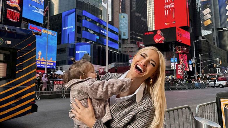 Ιωάννα Τούνη: Οι πρώτες φωτογραφίες από το υπερατλαντικό ταξίδι της στη Νέα Υόρκη με τον γιο της