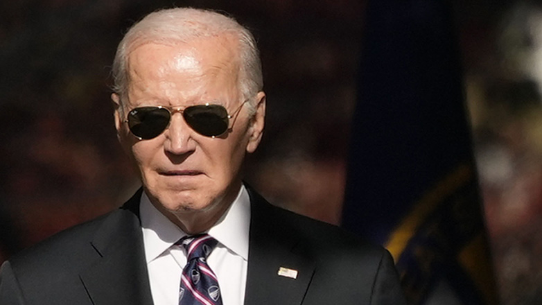 «Το θέαμα είναι θλιβερό» – Ο Μπάιντεν χρειάστηκε βοήθεια από φρουρό για να καταθέσει στεφάνι